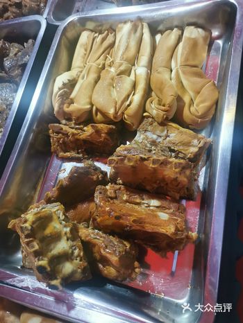 最近学校在小美附近搞得晚市又开起来了，有一个买熟食的