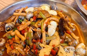Pickled Bamboo Shoots Stir-fried with Duck Feet and Snails