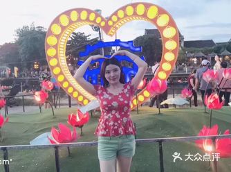 天还没黑，在附近租了辆电动车，骑车来到了会安古镇