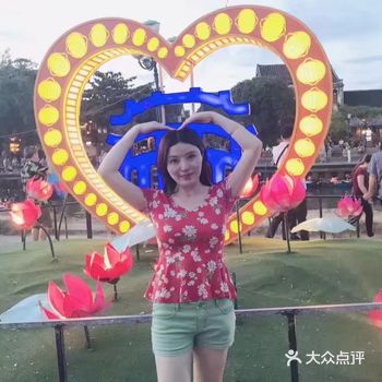 天还没黑，在附近租了辆电动车，骑车来到了会安古镇