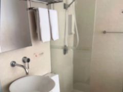 -卡罗酒店(东门晒布地铁站店)