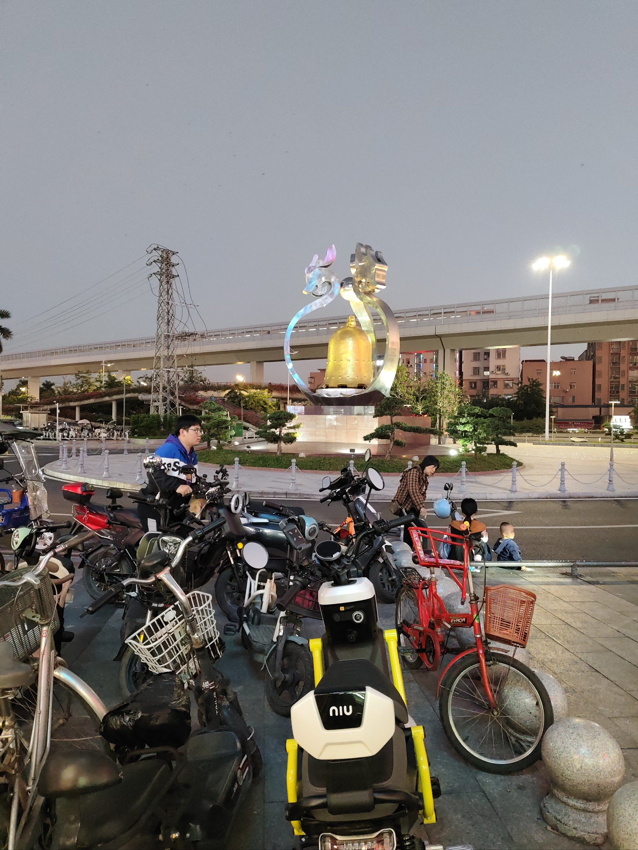 在广州有个地方叫钟落潭,真的看到有一个大钟