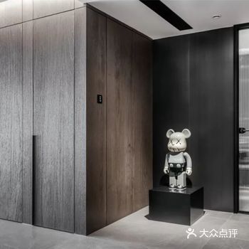 150㎡简约私宅，一进玄关就被震撼，天然石材沙发墙，极具