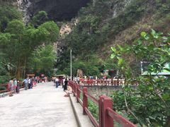 洞口跳舞的人群-百魔洞景区