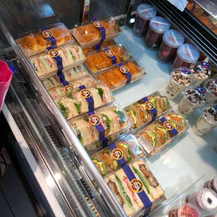 贵州龙的面包我刚开始是听我同事介绍的,因为是连锁店,我进去买了一个