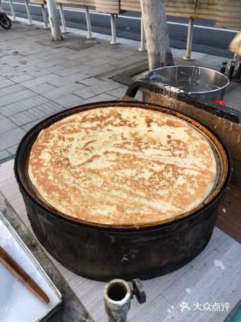 现在荞麦饼很少看见了，千层饼越来越多，路过潇湘公园门