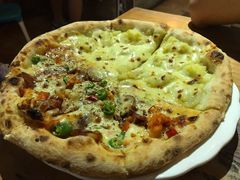 狂野榴莲双拼披萨-盘炉forenza·云贵川融合小食堂 ( 钟楼中柳巷店)