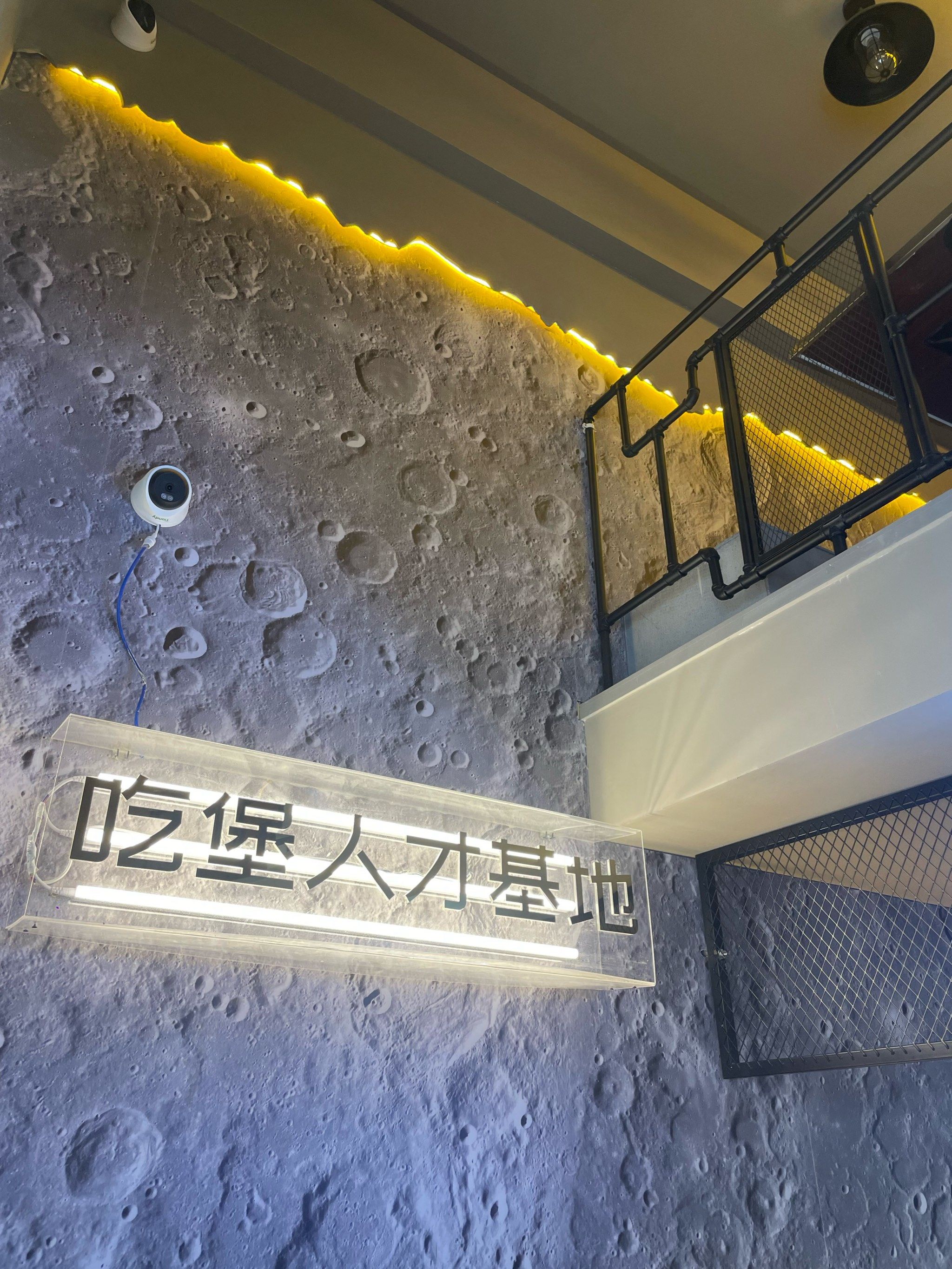 n这家店距离地铁三号线天士力站很近,是小区外围的底商.