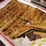 以为人不多了，没想到他家爆满。这家店有两层