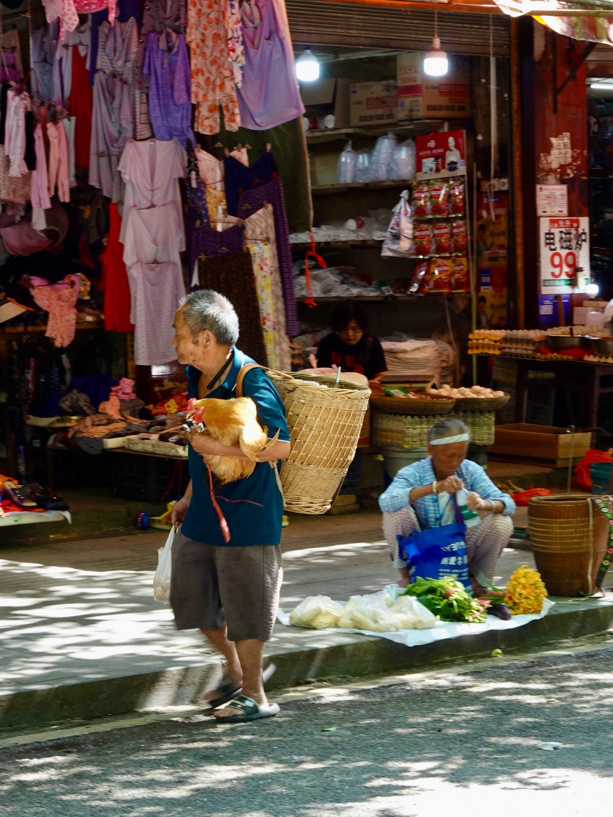 县城农贸集市的烟火画卷