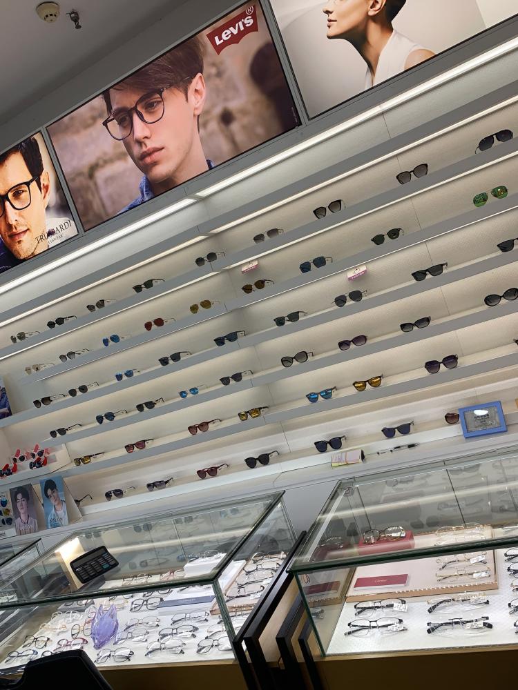 兄弟高登眼镜(前海店)-"每天上下班都会路过的眼镜店,就在大新地铁.