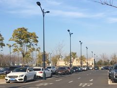 -奕欧来上海购物村停车场
