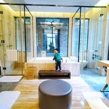 白天陪孩子玩水，晚上吃荔枝木烧鸡