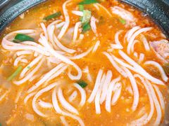 -鸿浩扒猪脚米线