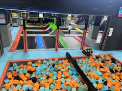 -蹦贝运动中心·蹦床·攀岩·闯关(龙岗店)