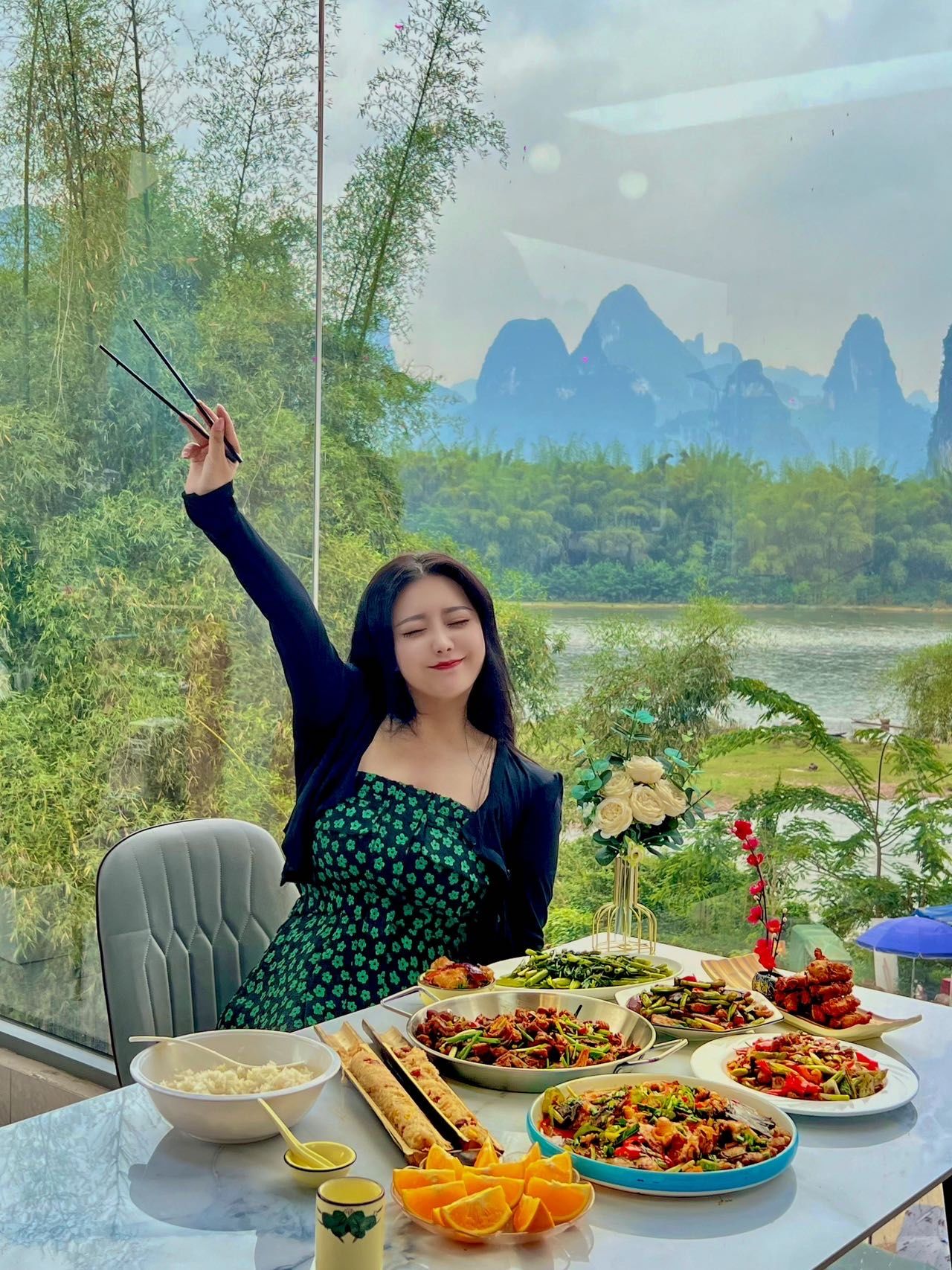 n这个季节的兴坪满屏的春色🍃

朋友带着来到一家新开的江景