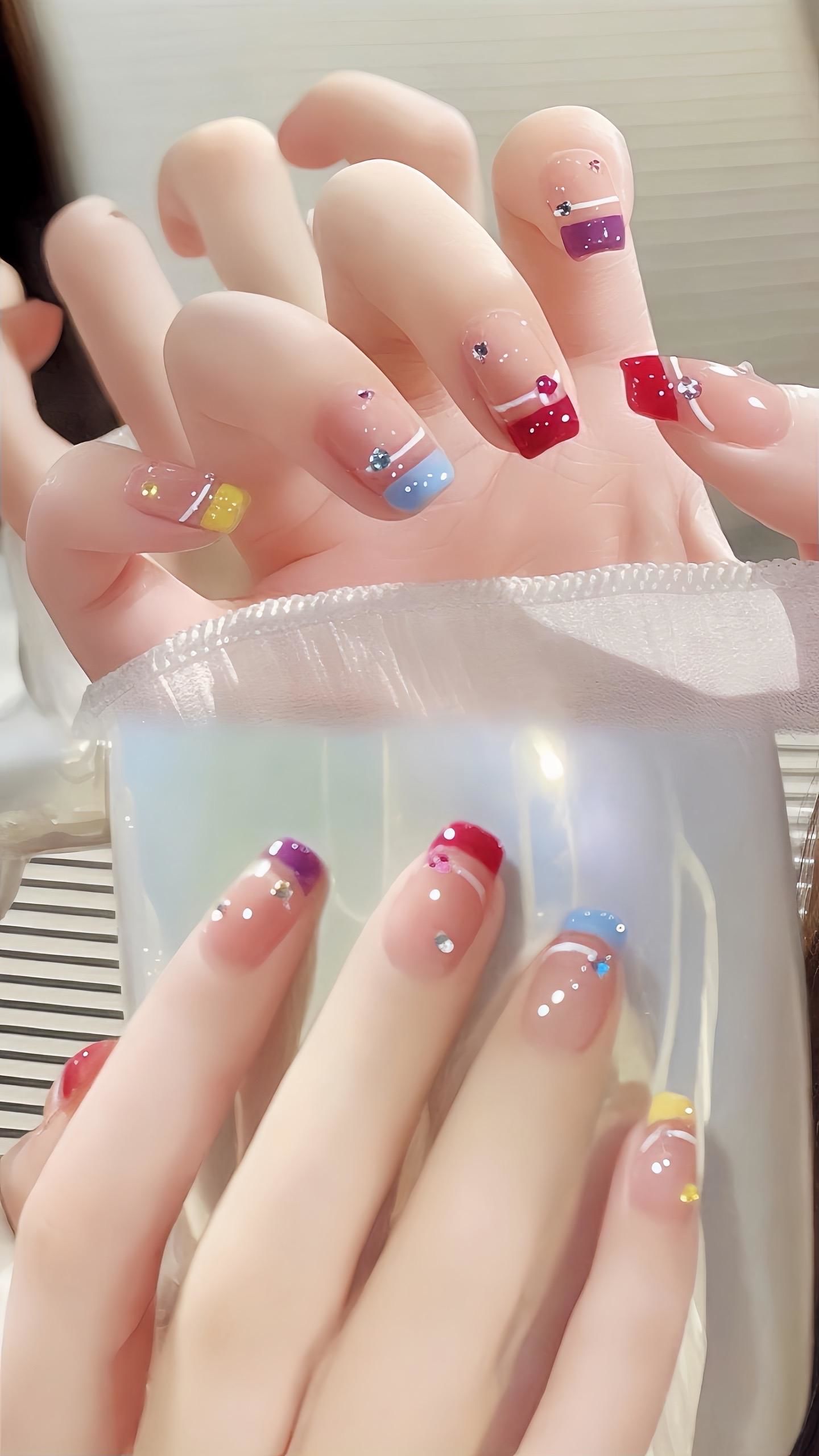 夏日显白花瓣美甲