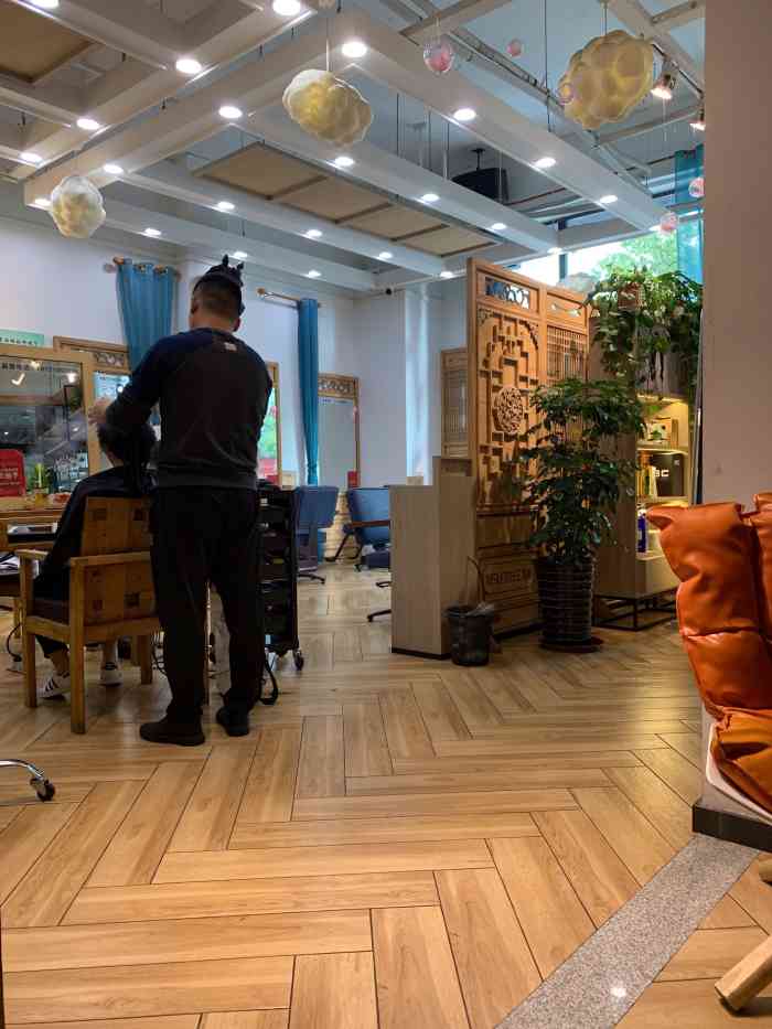 嘉尚麦凯伦护肤造型慕尚西云楼店