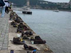 -多瑙河畔鞋履雕塑