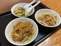 -松树干拌面店