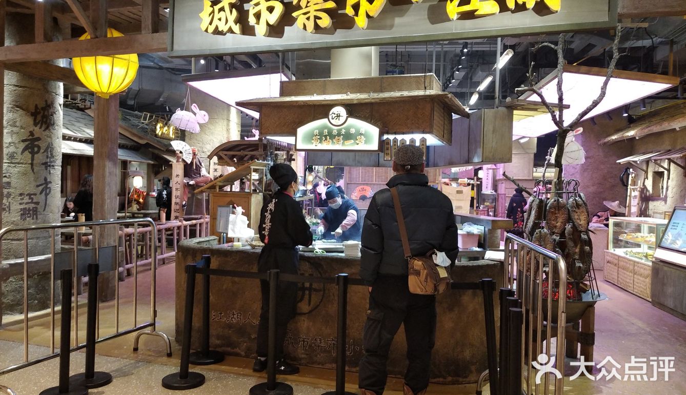 个头很大，里面咸蛋黄是整颗的，糯米很糯，非常好吃