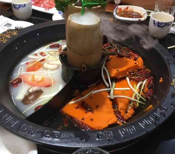 李香蓝重庆火锅(川沙店)-"新开的 今天中午去的,快一点钟,楼下坐满.