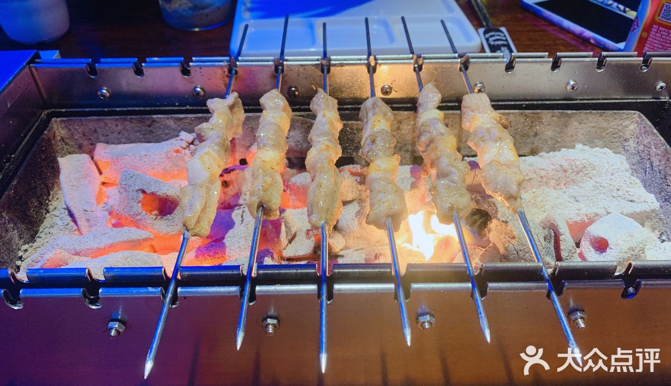 这次没有排队。来一打羊肉串~羊肉串油的地方也很香