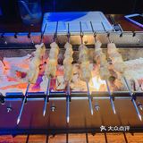 这次没有排队。来一打羊肉串~羊肉串油的地方也很香