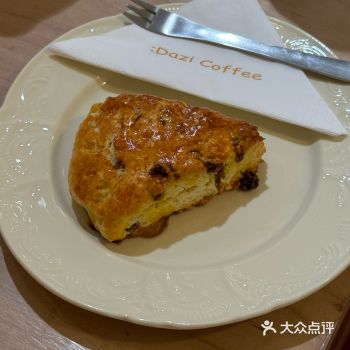 咖啡跟甜品完美搭配，店家小姐姐推荐了司康，甜度刚好