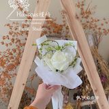 白色情人节的单枝小花束