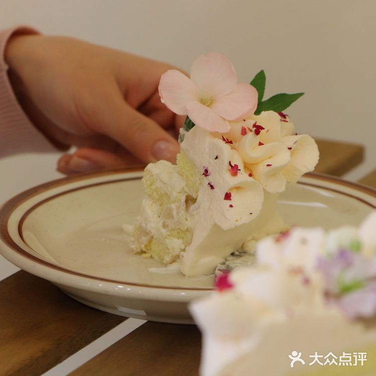 520赏味限定｜玫瑰荔枝奶油蛋糕🍧