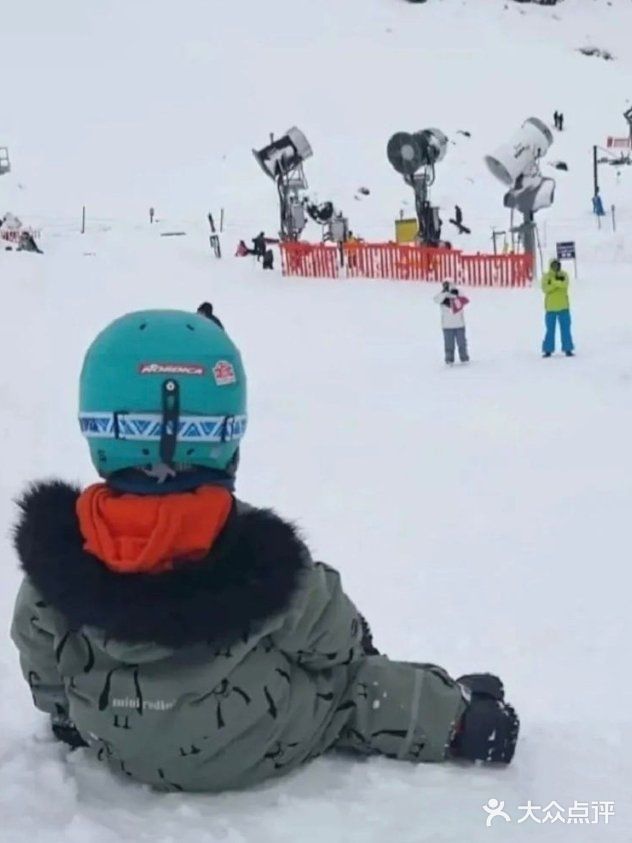 简直是太难得了，孩子滑雪还能这么溜