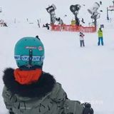 简直是太难得了，孩子滑雪还能这么溜
