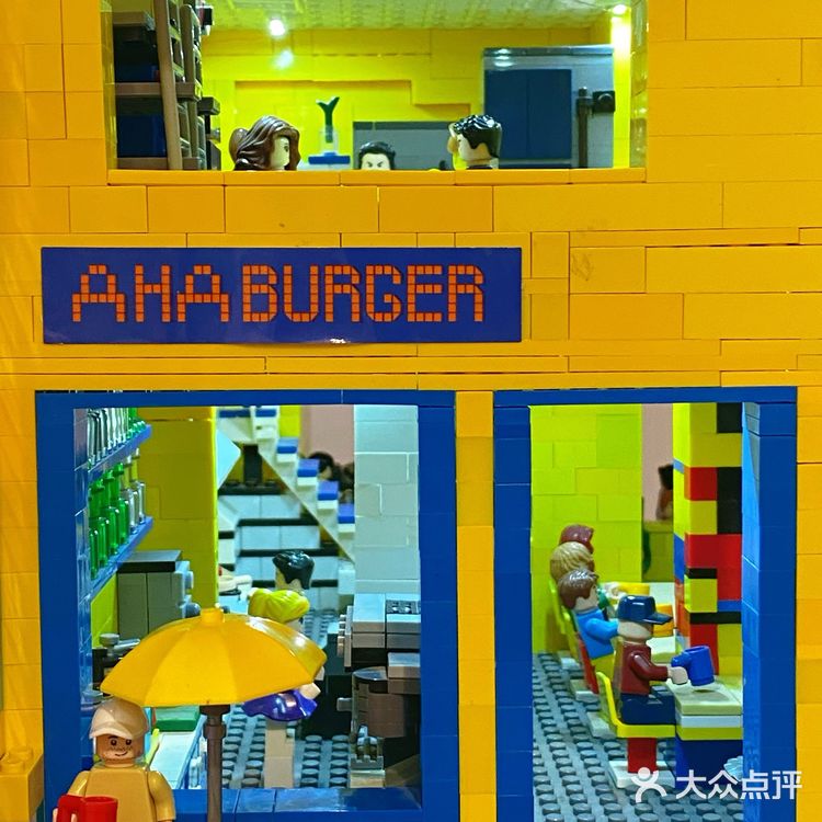 合作村有一家超好吃的汉堡店,门头吸引了我的注意