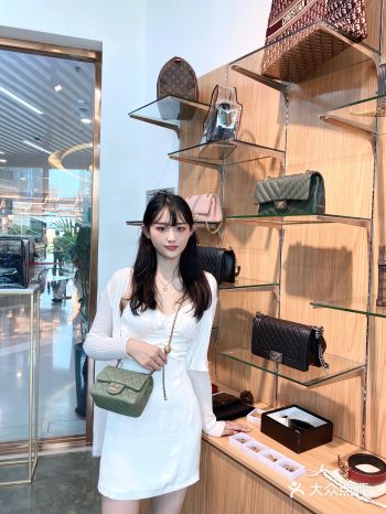 拥有两面墙的二手奢侈品包店你值得一逛！