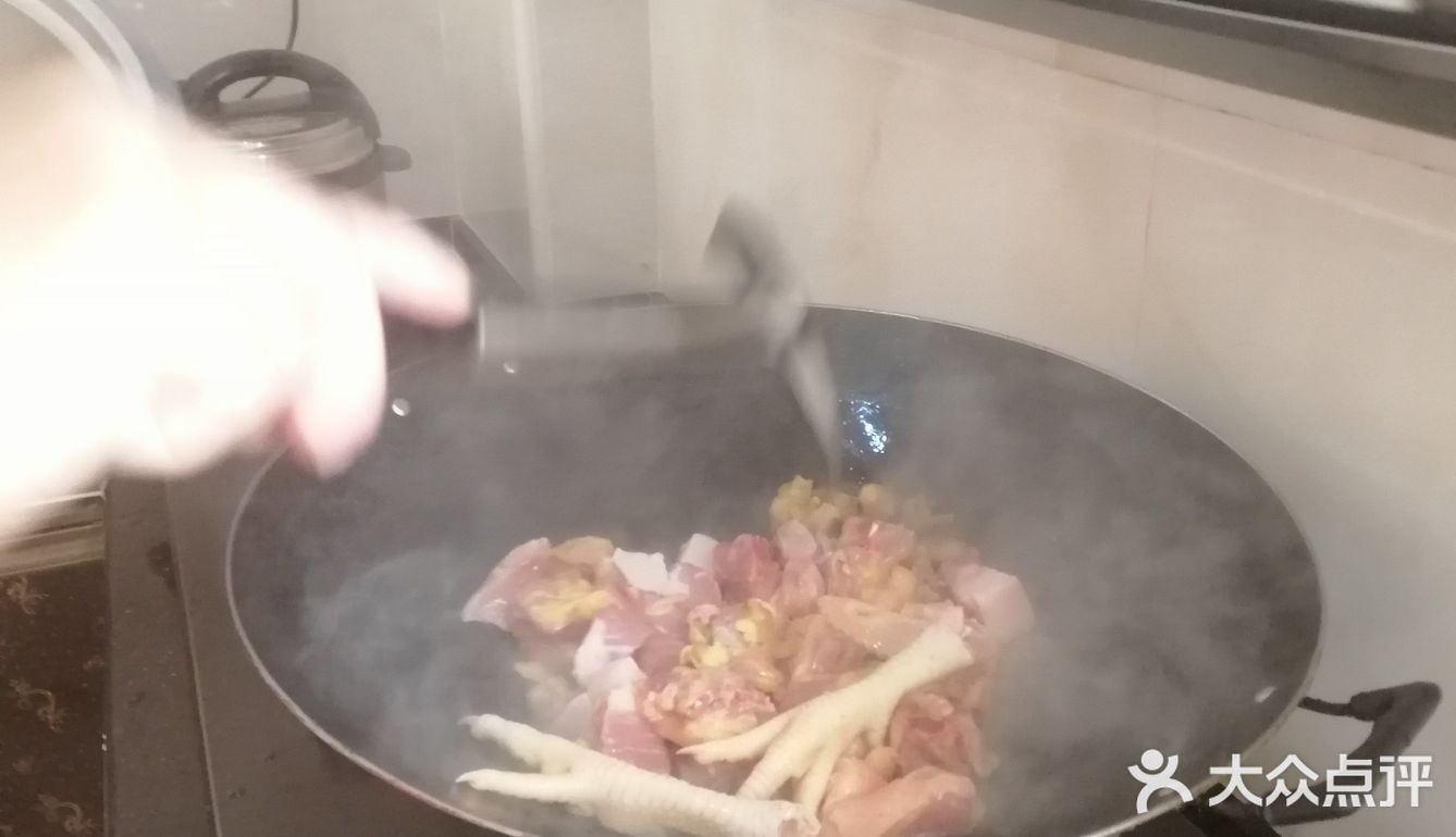 煮鸡酒前最好把鸡肉生炒一下，然后再拿去炖