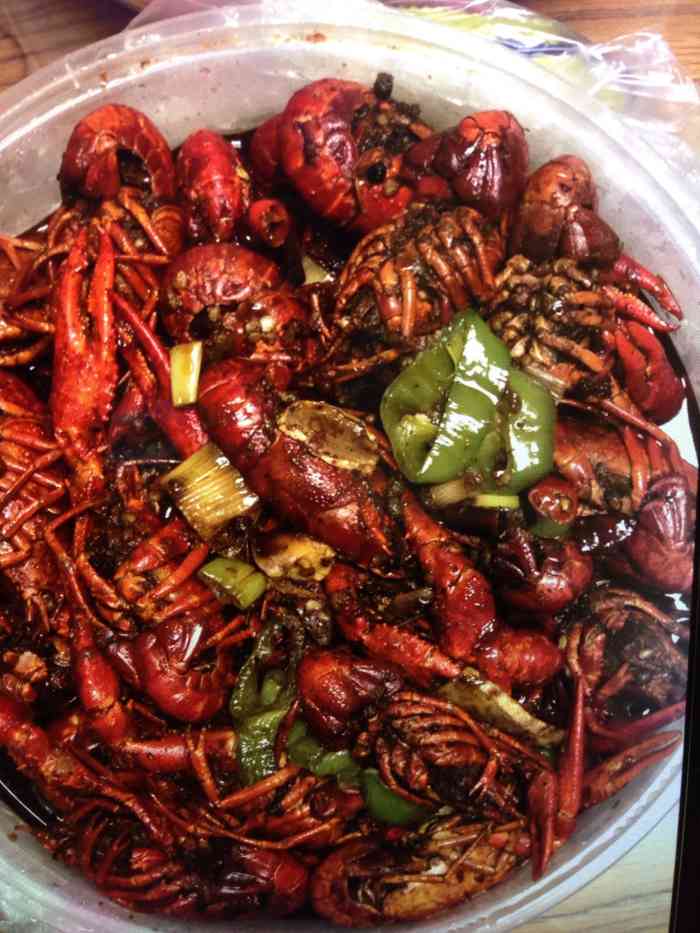 决定打包一份麻辣小龙虾,一份虾捣乱阿田大虾回家跟老妈一起品尝.