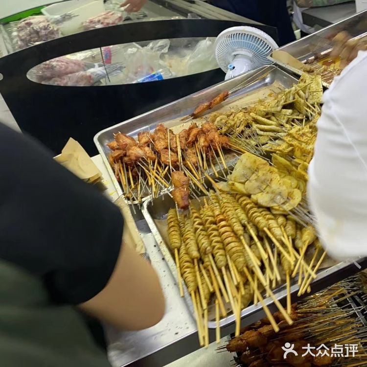 晚上搓一顿烧烤，老拾烧烤是我们经过千挑万选给选出来的