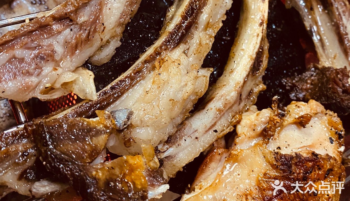 去烧烤店买了点羊肉串，大腰子，羊排，花了300多块钱…