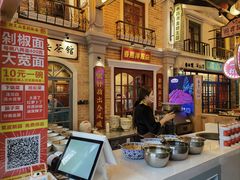 -阿瓦山寨·湘菜现炒·剁椒鱼头王(咸阳总店)