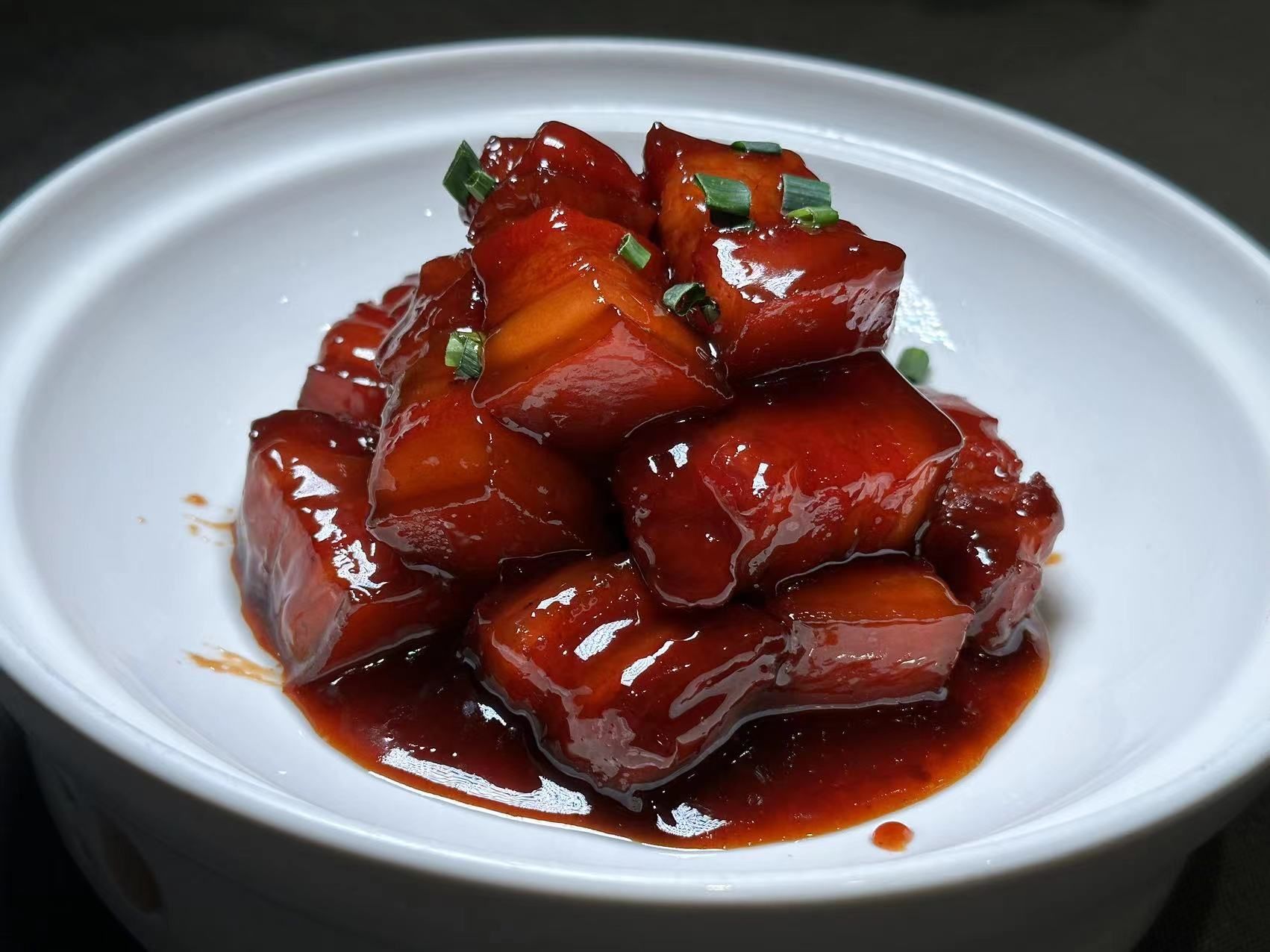 n
红烧肉源于我国南北朝时期,历经唐,宋,元,明,清五个朝代的传承