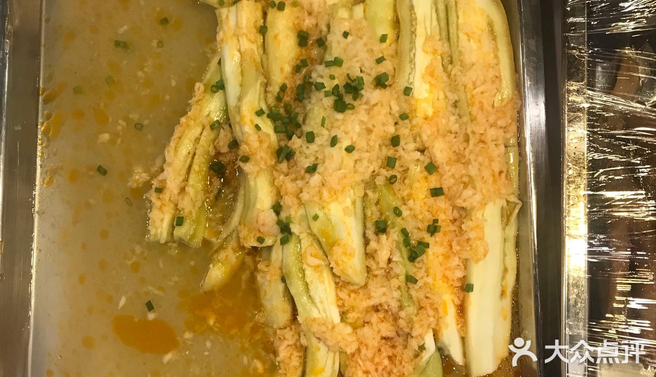 建议点分奶白菜铺在海鲜上。海鲜汁蒸出来的白菜很美味