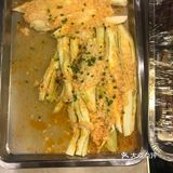 建议点分奶白菜铺在海鲜上。海鲜汁蒸出来的白菜很美味