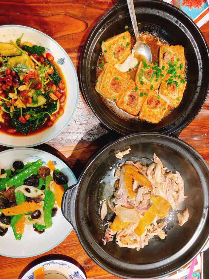 秋色客家王·客家菜(南头店)-"昨天中午我和朋友提了2个行李箱,一进门