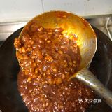炒匀，放一点老抽找色，一勺鸡粉OK