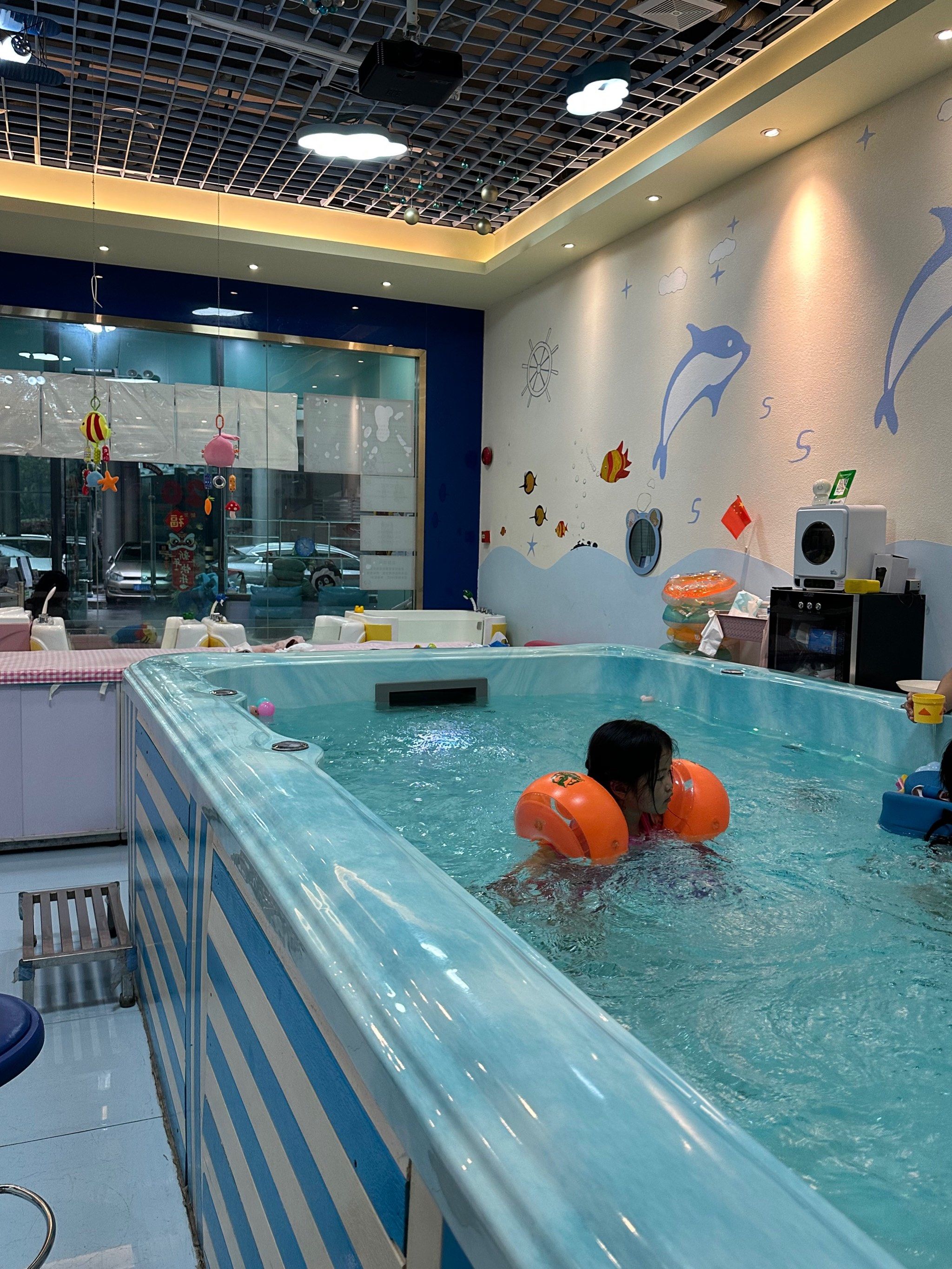 周末遛娃!来婴儿游泳馆玩水!