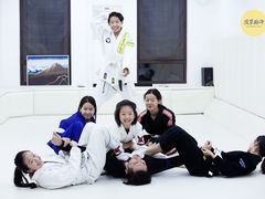 -菠萝格斗巴西柔术训练馆