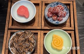 Four-Section Pastry Platter