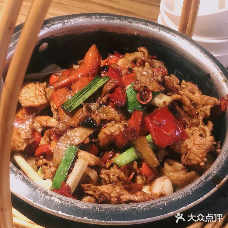很大一份，看着很红其实只是微辣，辣油很香