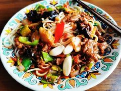 -歹歹的加个面过油肉拌面